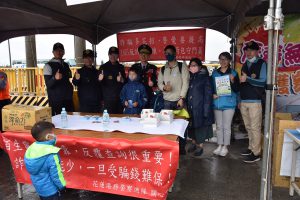 海軍敦睦遠航訓練支隊靠泊花蓮港人潮湧現 港警總隊全力投入交通疏導、維安及防詐宣導