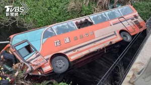 東海岸公路花蓮客運與轎車對撞墜落橋下五人受困搶救中