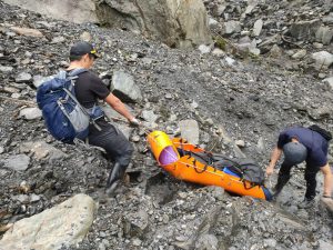 山友滑落中平林道邊坡 搜救隊協力抬12小時下山