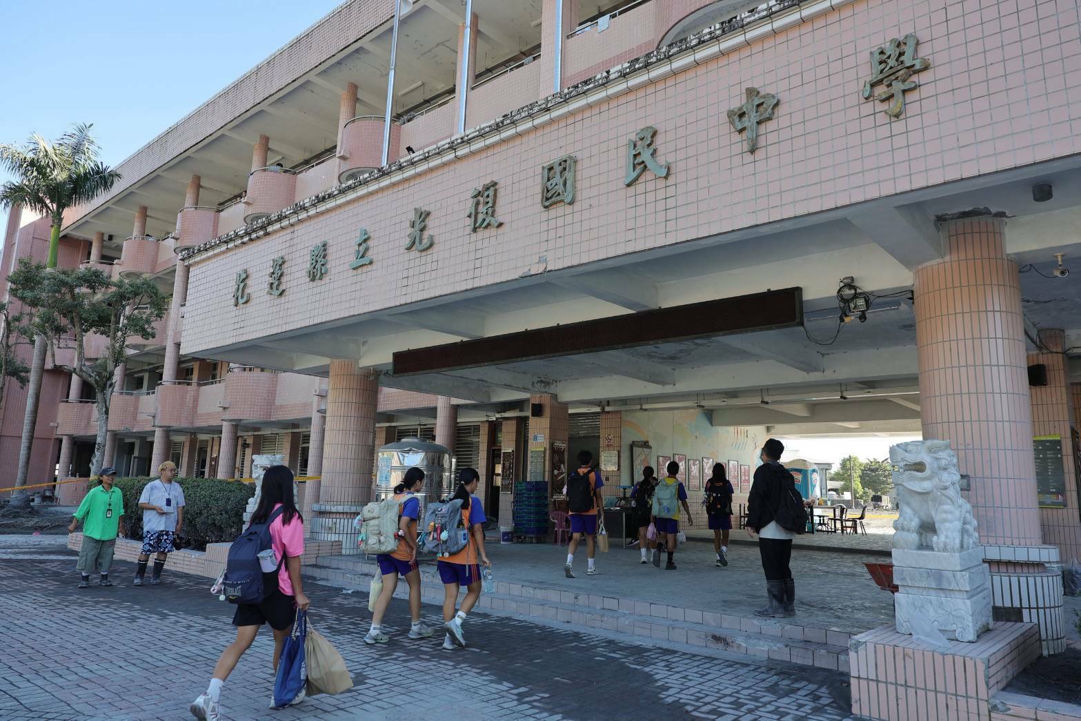 光復鄉災後復課首日  7校逾八成學生復學上課  縣警局加強安全維護