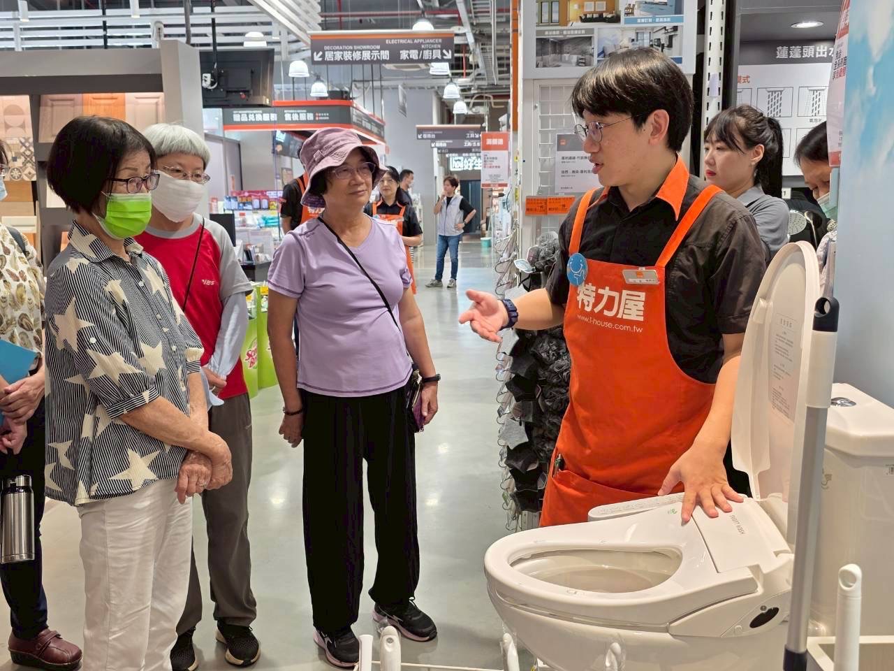 臺東縣銀髮人才服務據點攜手特力屋  媒合銀髮族再就業適性體驗