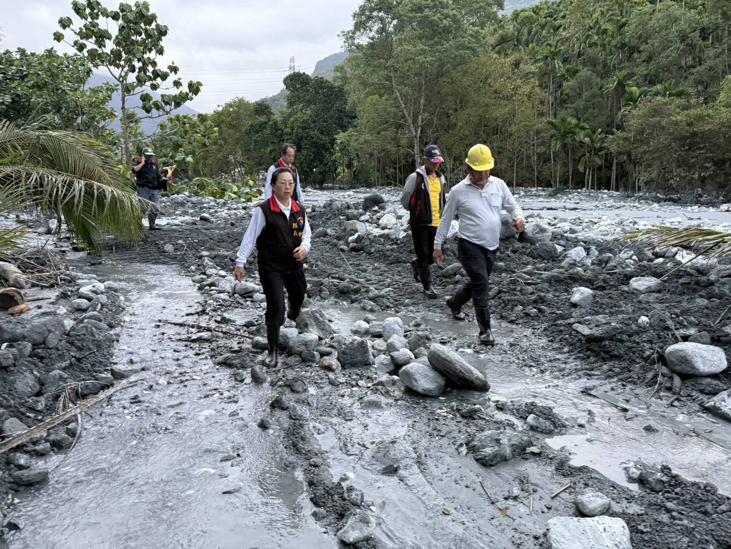 徐榛蔚縣長視察鳳凰颱風災後重建    指示全力加速復原、守護部落安全