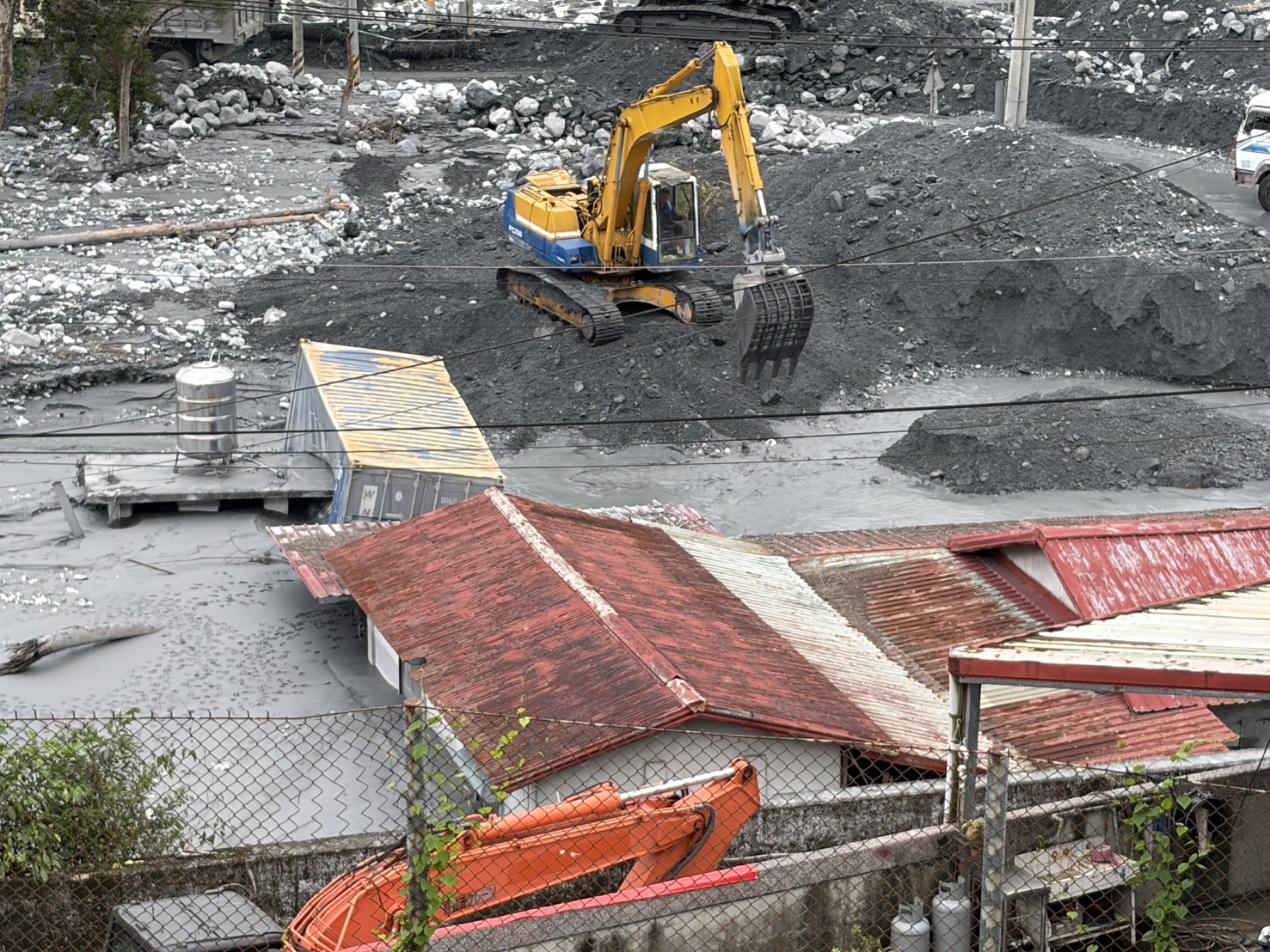 花蓮環保局啟動災後復原工作　萬榮明利部清淤逾 2,000 噸