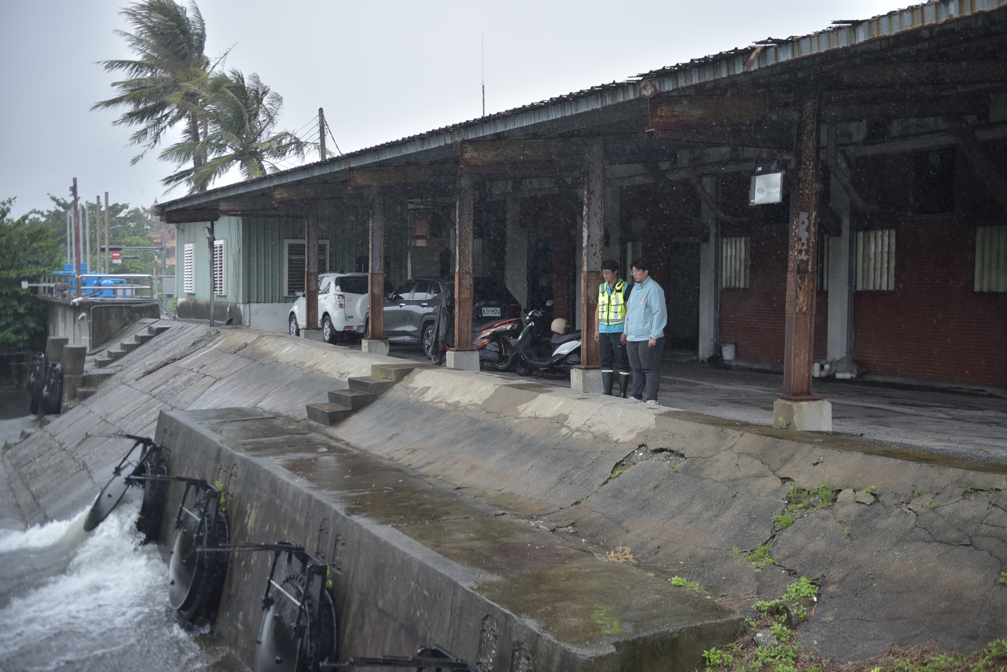 防範鳳凰颱風致災    市長魏嘉彥視察抽水站機組運作