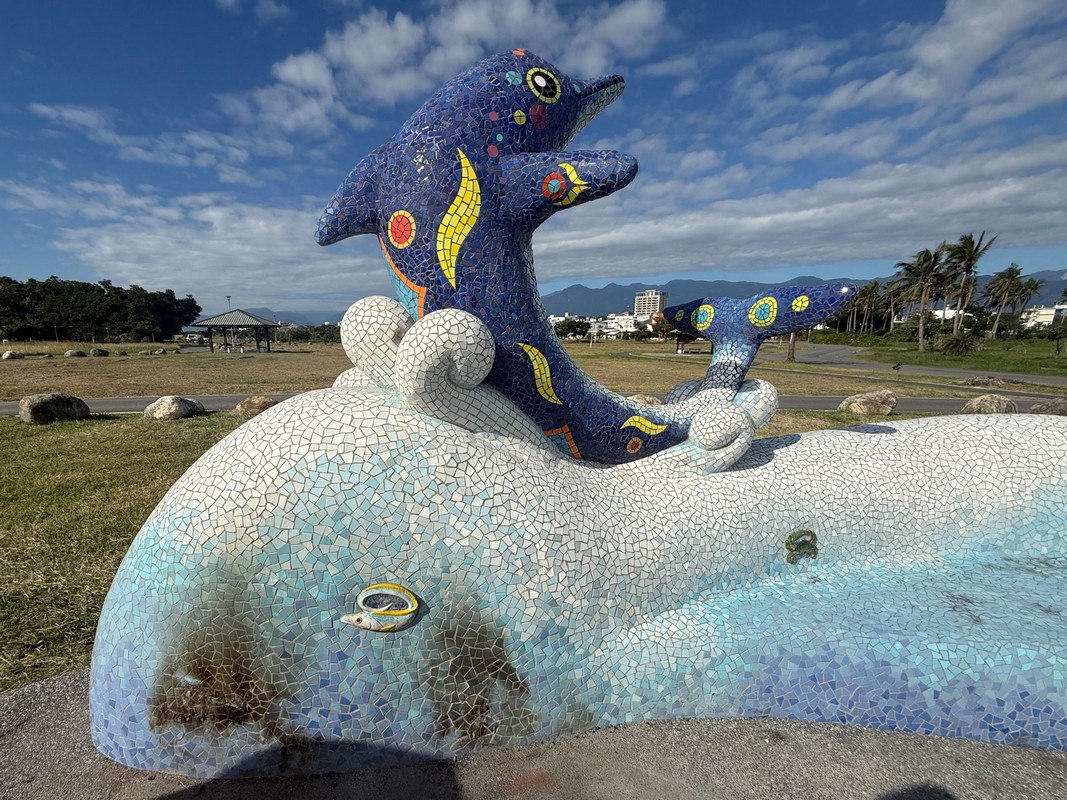 海濱公園海洋意象廣場    遭不當施放煙火破壞    市公所完成初步處理並向警方備案