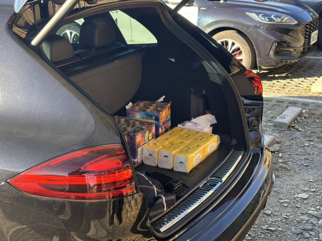 二車四人合歡山武嶺公路上違法燃放煙火    太管處將依法裁處插图1