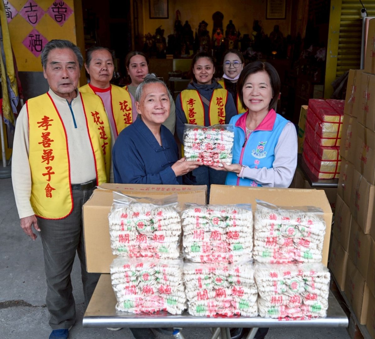 花蓮武當玄岳宮寒冬送暖  捐三百份麵條     挹注吉安弱勢戶缩略图