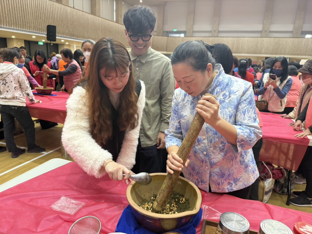 玉里鎮婦女會「2025年榛情傳愛*點亮幸福文化在巷子裡」活動 縣長出席體驗手作擂茶插图2 玉里鎮婦女會「2025年榛情傳愛*點亮幸福文化在巷子裡」活動 縣長出席體驗手作擂茶插图2