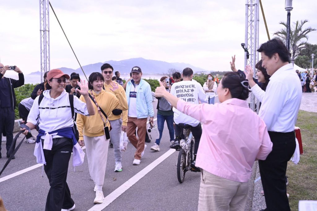 浪愛一起走、幸福緊緊留 花蓮健走嘉年華 縣長徐榛蔚與鄉親漫步太平洋左岸插图2 浪愛一起走、幸福緊緊留 花蓮健走嘉年華 縣長徐榛蔚與鄉親漫步太平洋左岸插图2