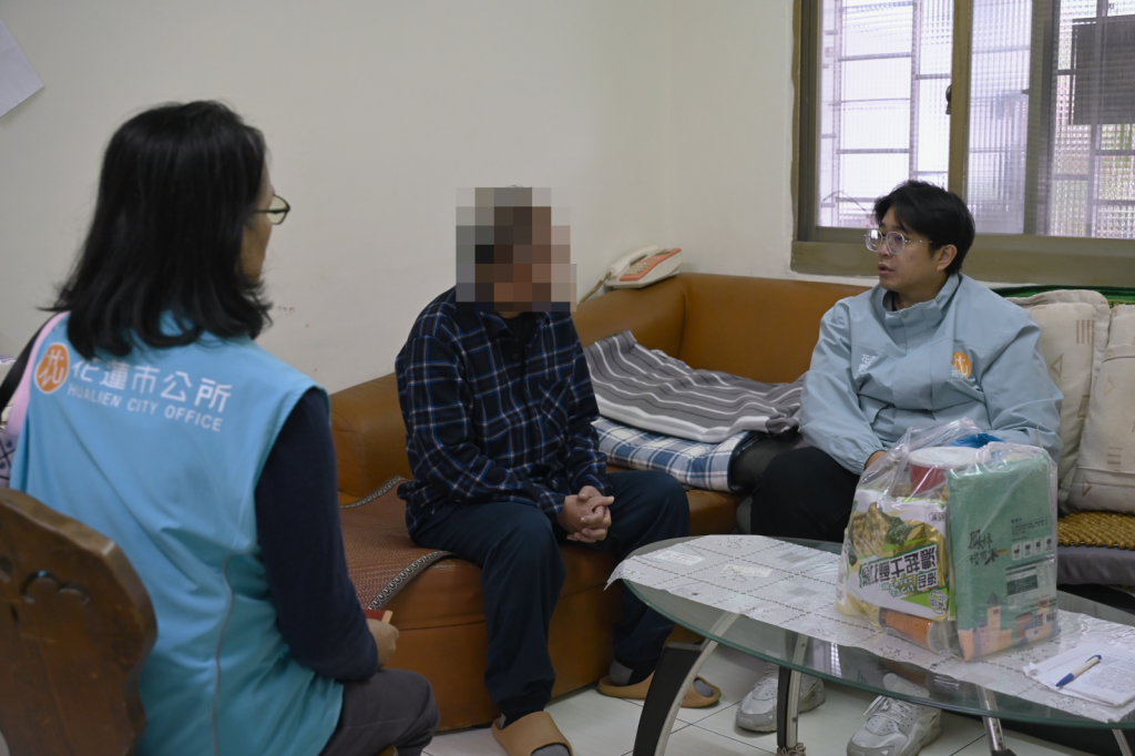 「讓市民在困境中不孤單」 市長魏嘉彥支持關懷鄉親 致贈急難救助金插图 「讓市民在困境中不孤單」 市長魏嘉彥支持關懷鄉親 致贈急難救助金插图