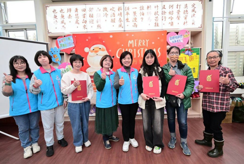 吉安「聖誕有『禮』，歡樂有『你』」活動    鄉長游淑貞陪親子閱讀插图2