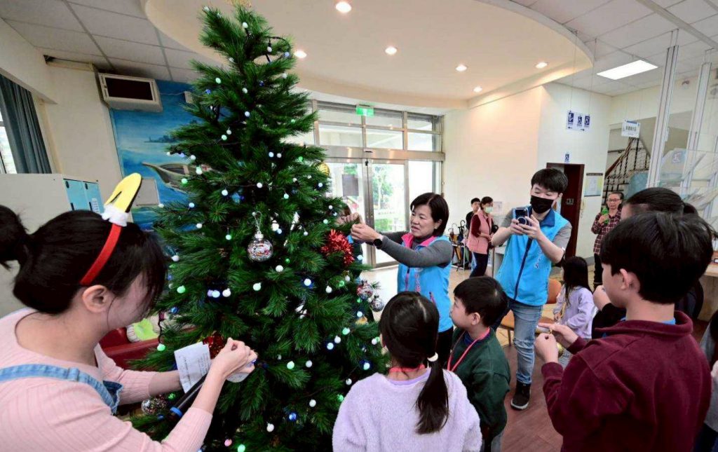 吉安「聖誕有『禮』，歡樂有『你』」活動    鄉長游淑貞陪親子閱讀插图