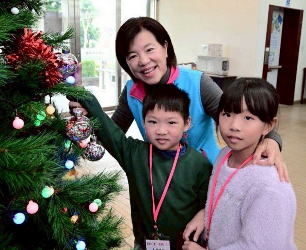 吉安「聖誕有『禮』，歡樂有『你』」活動    鄉長游淑貞陪親子閱讀插图1