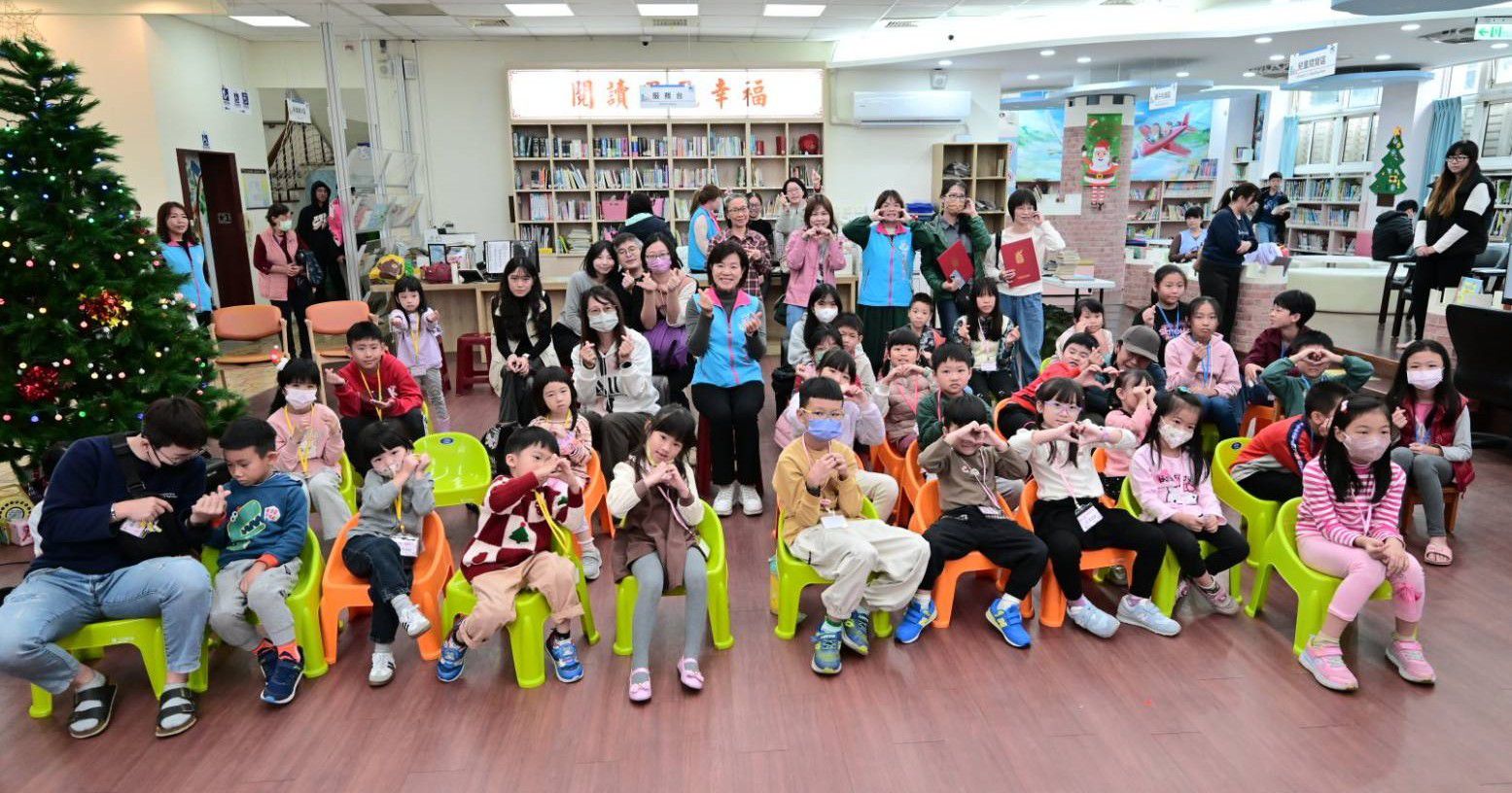 吉安「聖誕有『禮』，歡樂有『你』」活動    鄉長游淑貞陪親子閱讀缩略图