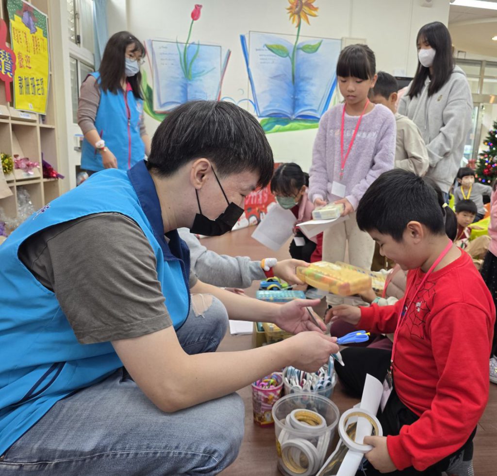 吉安「聖誕有『禮』，歡樂有『你』」活動    鄉長游淑貞陪親子閱讀插图3