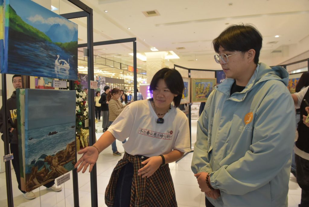 「心光綻放‧公益畫展 X 歡樂市集」青年畫展 28日前遠百展出插图1 「心光綻放‧公益畫展 X 歡樂市集」青年畫展 28日前遠百展出插图1