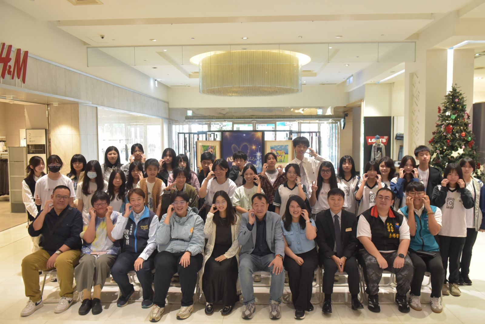 「心光綻放‧公益畫展 X 歡樂市集」青年畫展    28日前遠百展出缩略图