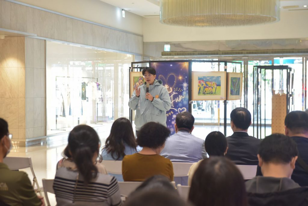 「心光綻放‧公益畫展 X 歡樂市集」青年畫展 28日前遠百展出插图 「心光綻放‧公益畫展 X 歡樂市集」青年畫展 28日前遠百展出插图