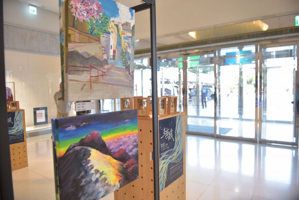 「心光綻放‧公益畫展 X 歡樂市集」青年畫展 28日前遠百展出插图2 「心光綻放‧公益畫展 X 歡樂市集」青年畫展 28日前遠百展出插图2