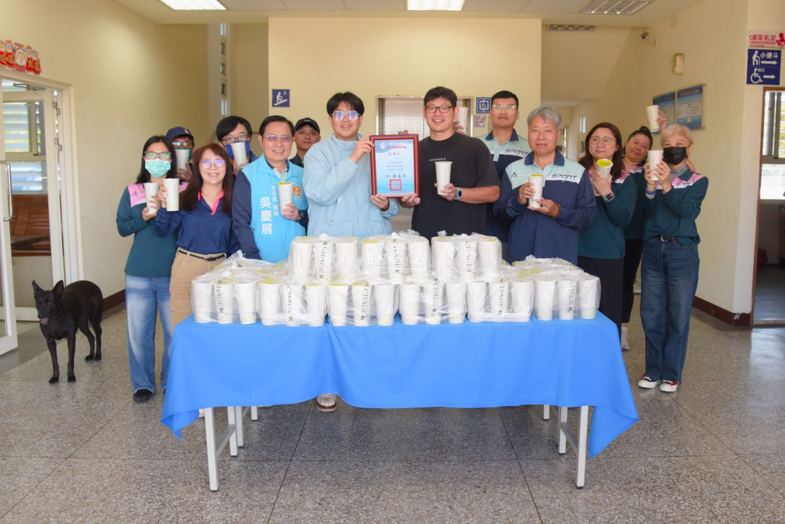 茶聚業者挺清潔隊　致贈120杯飲料為環保夥伴加油打氣缩略图