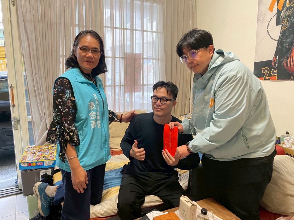 市長魏嘉彥慰問三戶原住民急難家庭 致贈救助金盼助度過難關插图 市長魏嘉彥慰問三戶原住民急難家庭 致贈救助金盼助度過難關插图