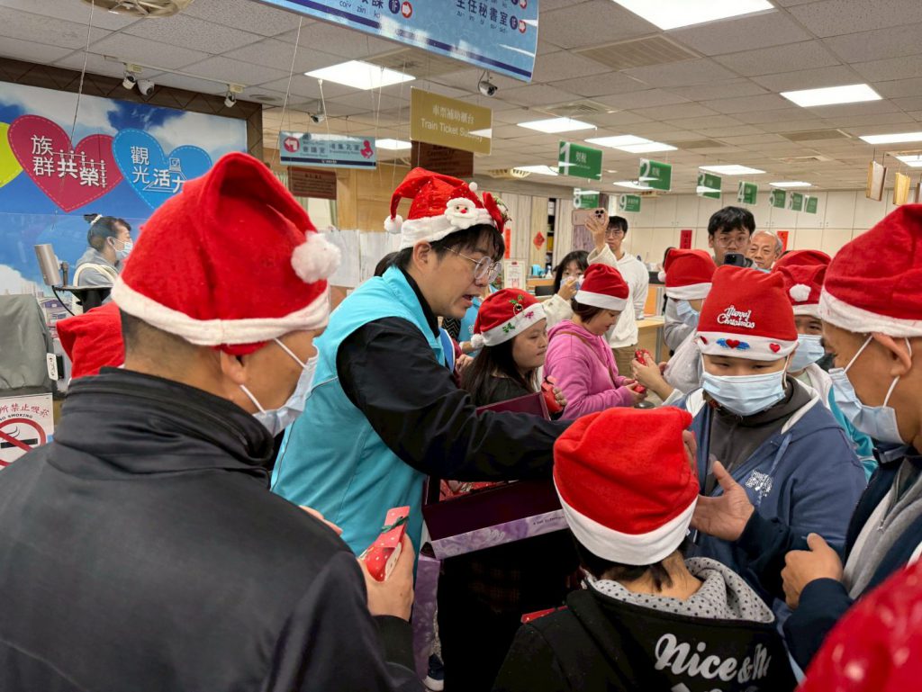 小小天使唱歌報佳音　花蓮市公所洋溢耶誕佳節氣息插图1