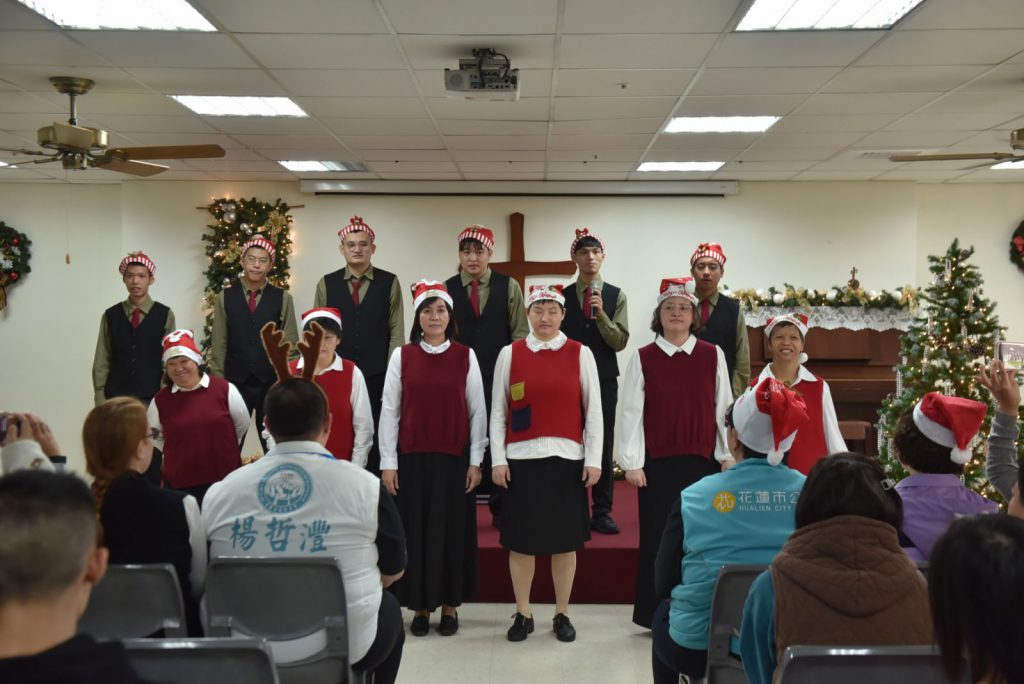 花蓮市公所聖誕愛心列車    分送社福機構聖誕禮物插图3