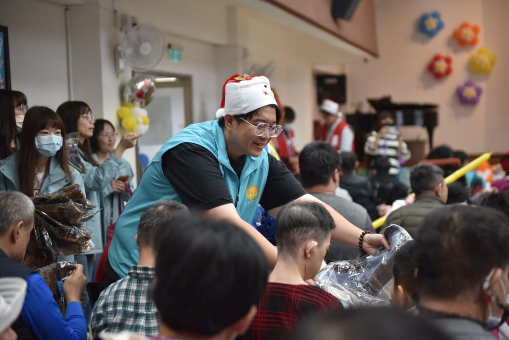 花蓮市公所聖誕愛心列車    分送社福機構聖誕禮物插图1