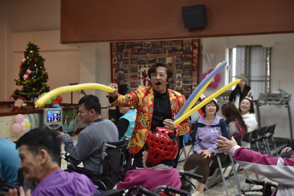 花蓮市公所聖誕愛心列車    分送社福機構聖誕禮物插图2