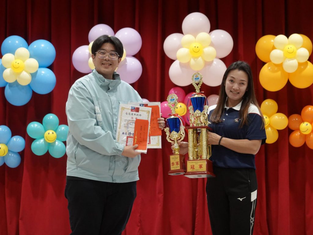 縣運會花蓮市隊蟬聯第一　市長魏嘉彥頒獎祝賀   市民代表莊依婕推動建構運動健康城市插图3