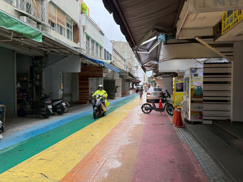 遇雨濕滑    公所會同市代會主席楊哲澧   會勘大禹街地板鋪面插图