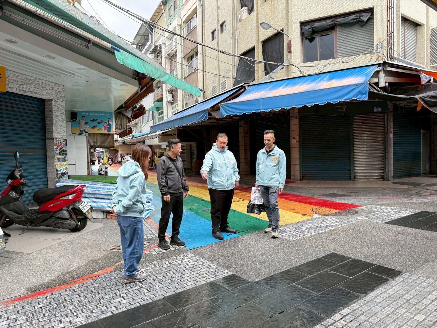遇雨濕滑    公所會同市代會主席楊哲澧   會勘大禹街地板鋪面缩略图