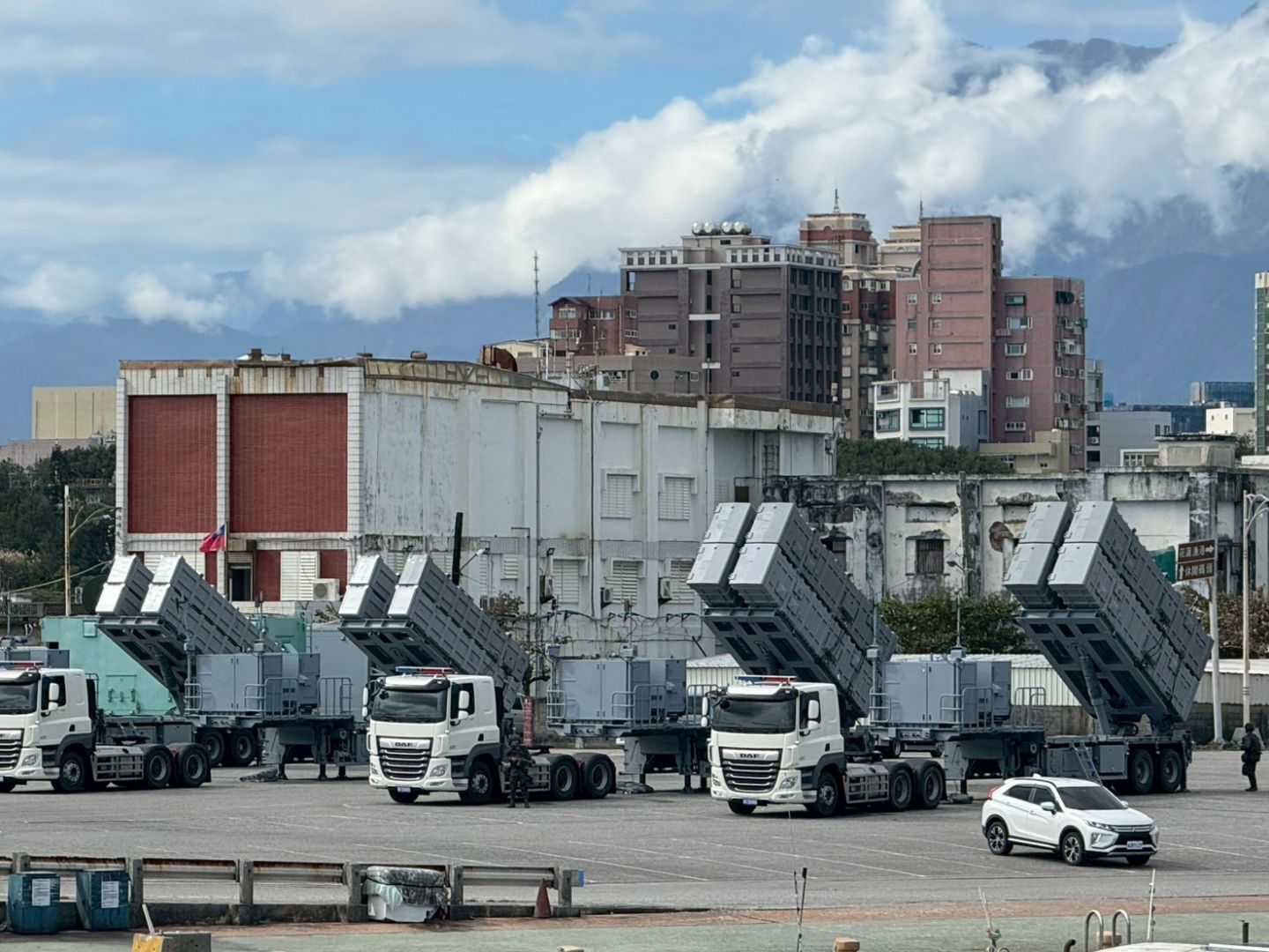 面對軍演    軍方動起來    花蓮港部屬飛彈發射車缩略图