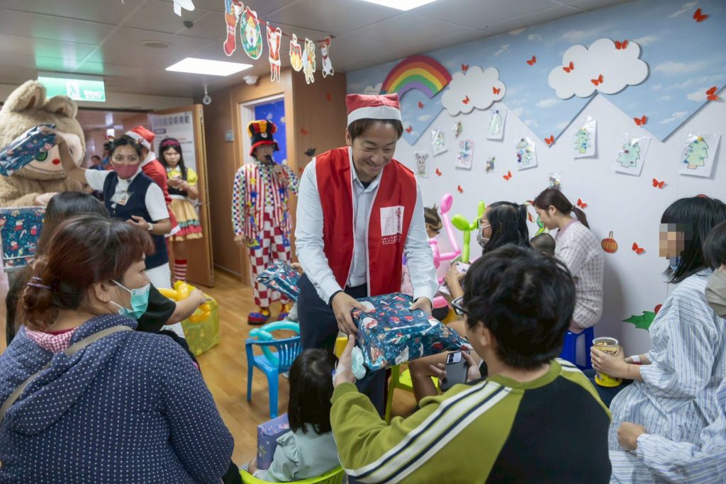 縣議員魏嘉賢聖誕前夕走進兒童病房    把歡笑與祝福送到床邊插图1