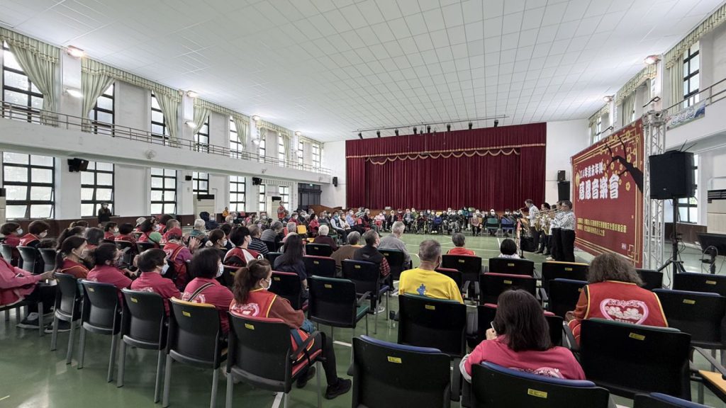 樂音傳愛迎新年    魏嘉賢攜「意難忘」樂團撫慰長者心    贈蘋安果獻祝福插图