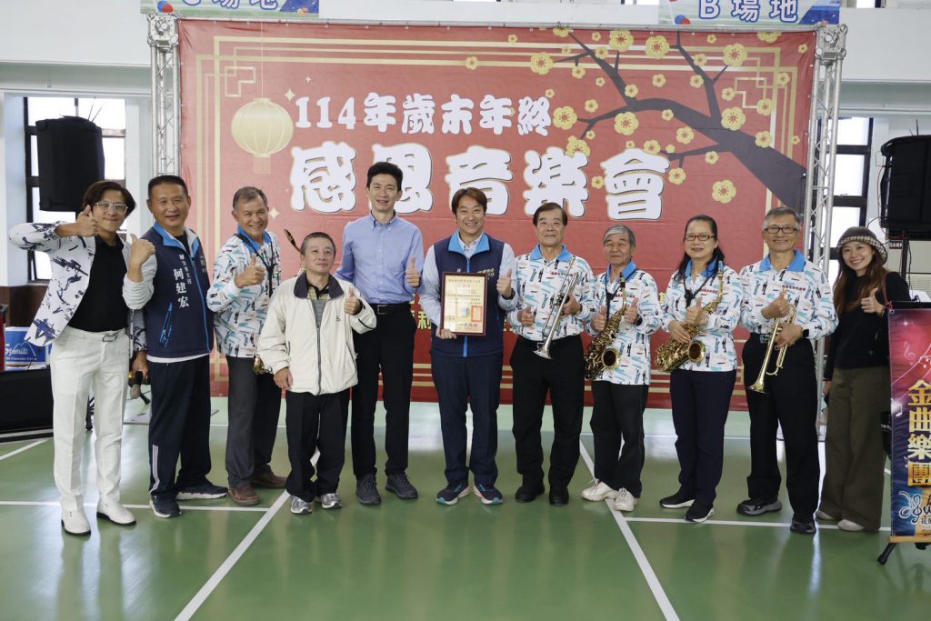 樂音傳愛迎新年    魏嘉賢攜「意難忘」樂團撫慰長者心    贈蘋安果獻祝福插图1