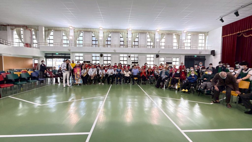 樂音傳愛迎新年    魏嘉賢攜「意難忘」樂團撫慰長者心    贈蘋安果獻祝福插图2