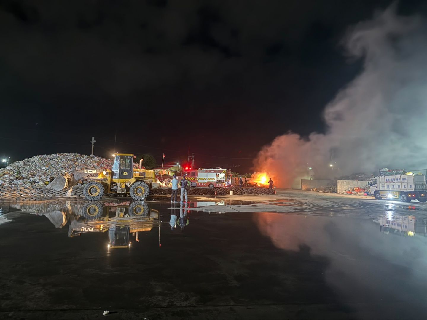 臺東市資源回收場發生火警　迅速撲滅   市長陳銘風呼籲正確回收鋰電池缩略图