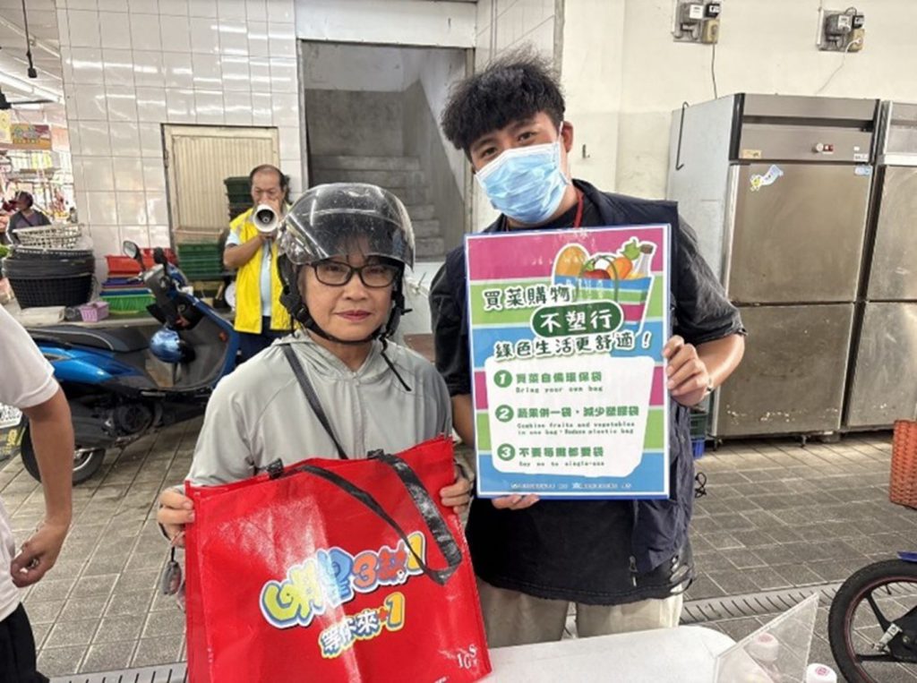 臺東環保局攜手關山市場推無塑行動 民眾踴躍響應插图2 臺東環保局攜手關山市場推無塑行動 民眾踴躍響應插图2
