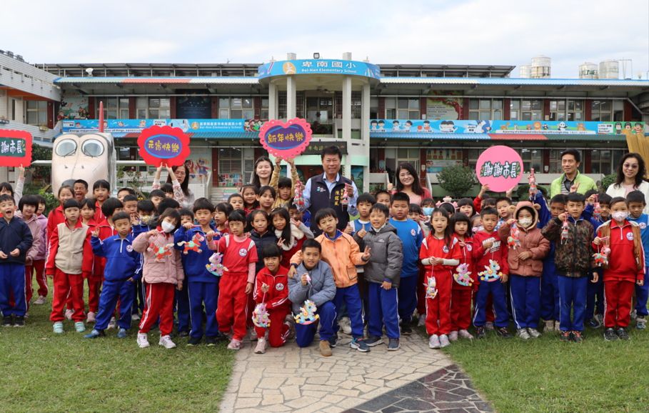 臺東市長陳銘風校園分送元宵小提燈　歡笑與節氣氛圍滿校園缩略图