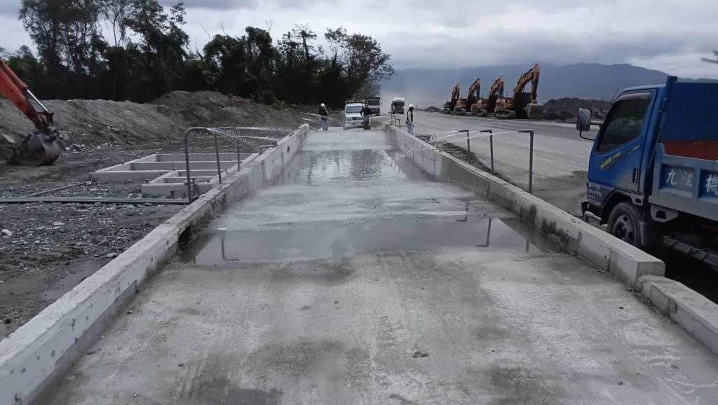 花蓮縣環境保護局稽查    馬太鞍溪疏濬工程及道路路面污染防制作業插图1