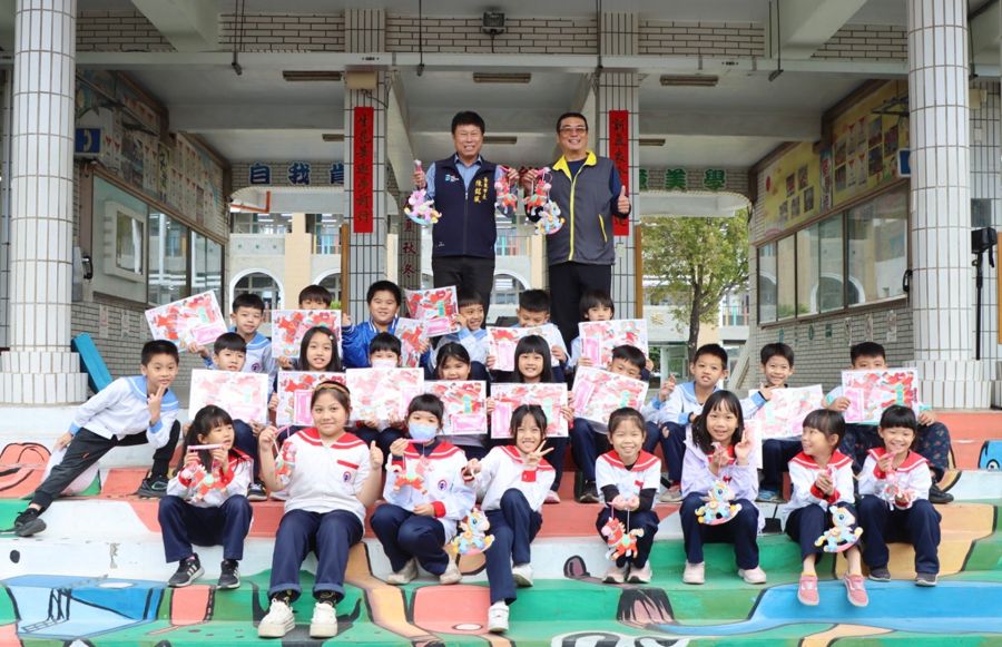 臺東市長陳銘風校園分送元宵小提燈　歡笑與節氣氛圍滿校園插图