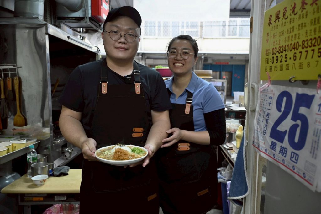 花蓮「黃手功小炒」奪臺灣燴飯王冠軍     市長魏嘉彥貼紅榜插图2