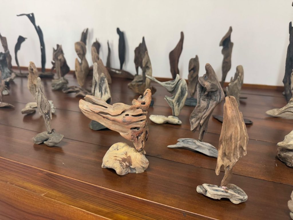 山海為筆、時間為刀　寶桑町黃新明天雕漂流木展插图