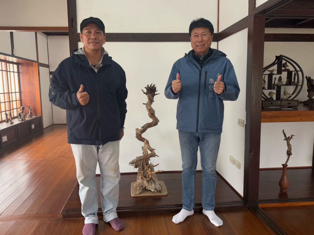 山海為筆、時間為刀　寶桑町黃新明天雕漂流木展插图1