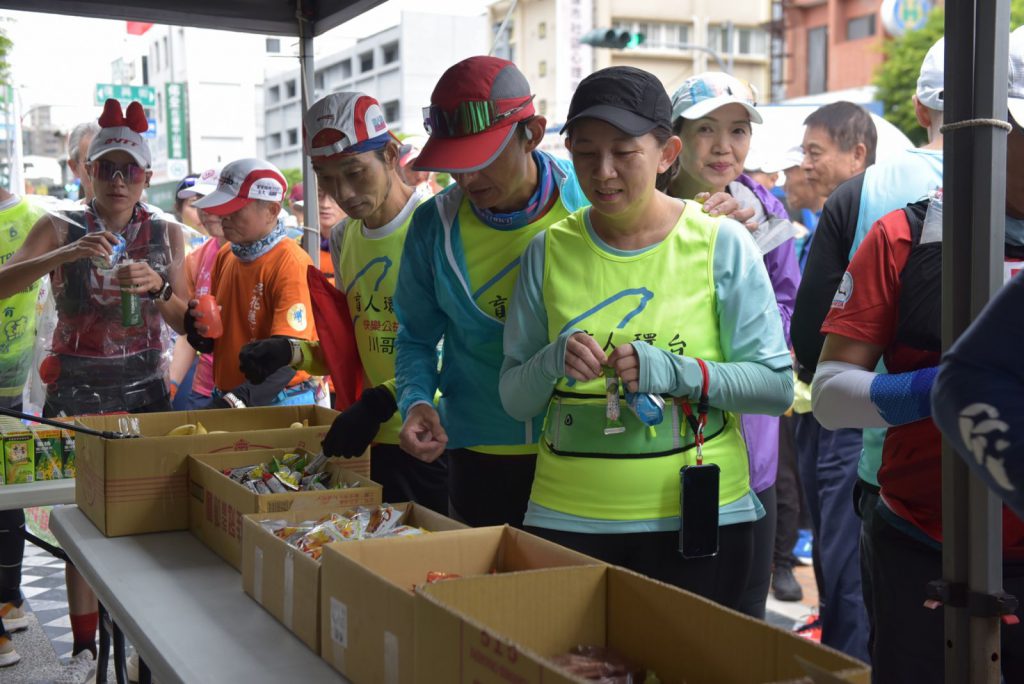 盲人環臺公益路跑來到花蓮　市公所設補給站以行動相挺插图2