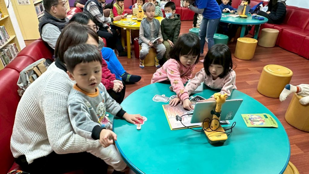 花蓮市立圖書館推動AR互動繪本   打造親子雙語閱讀新體驗插图1