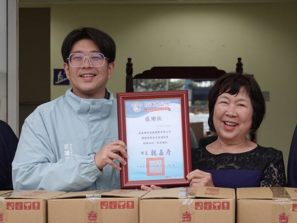 感謝清潔隊辛勞 松成號國際有限公司捐贈巧克力捲餅挺基層插图1 感謝清潔隊辛勞 松成號國際有限公司捐贈巧克力捲餅挺基層插图1