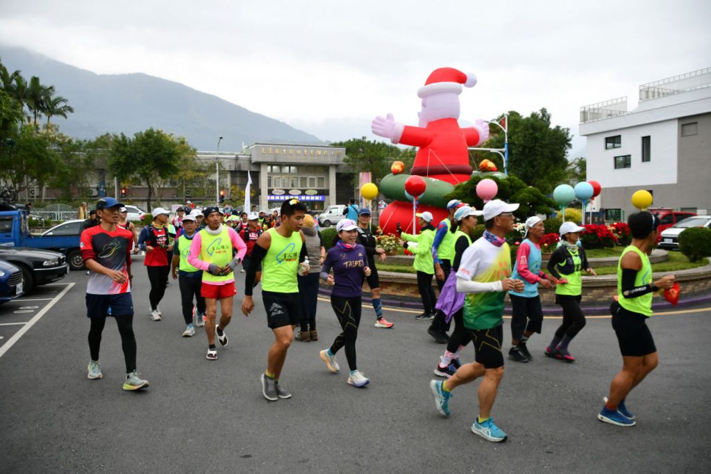 盲人環台路跑抵吉安    公所「鋼鐵團隊」認購100套家扶年菜傳愛插图3