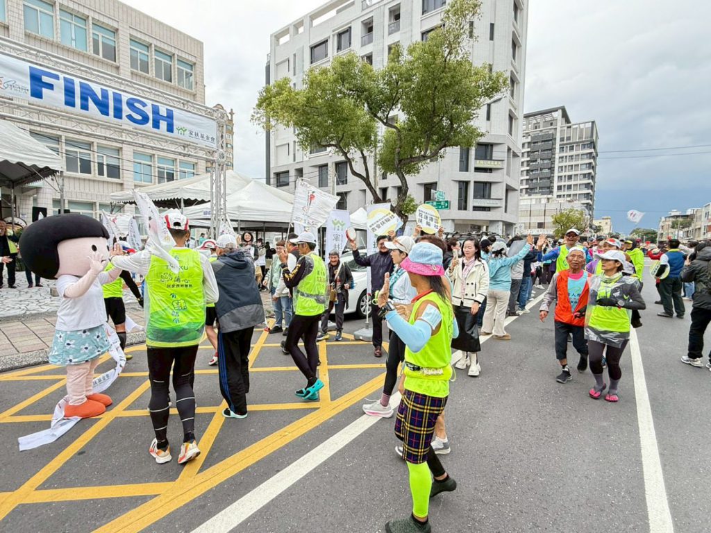 凜冽北風檔不住暖暖的公益路跑 盲人環台為家扶中心募年菜插图 凜冽北風檔不住暖暖的公益路跑 盲人環台為家扶中心募年菜插图